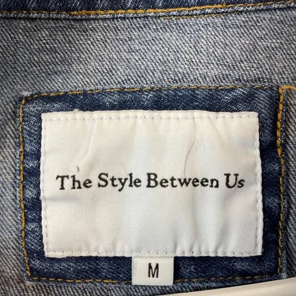 The Style Between Us Womens Medium Classic Blue Denim Jacket With Button Front - Picture 5 of 11